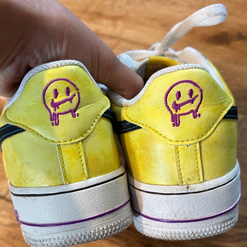 Nike Air Force 1 Yellow with Black Swoosh 7y (8.5 women’s) - Picture 2 of 5